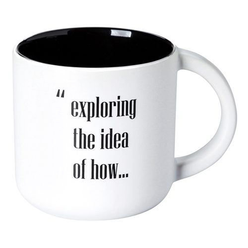 biały kubek z logo dla firmy