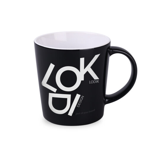 czarny kubek z nadrukiem